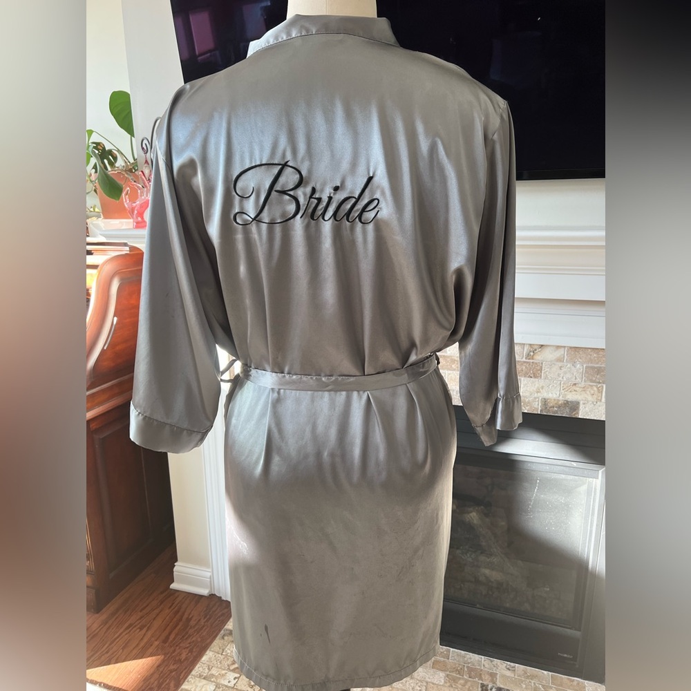 Gray L/XL Bridal Bridal Robe feels like satin,is polyester/spandex display model